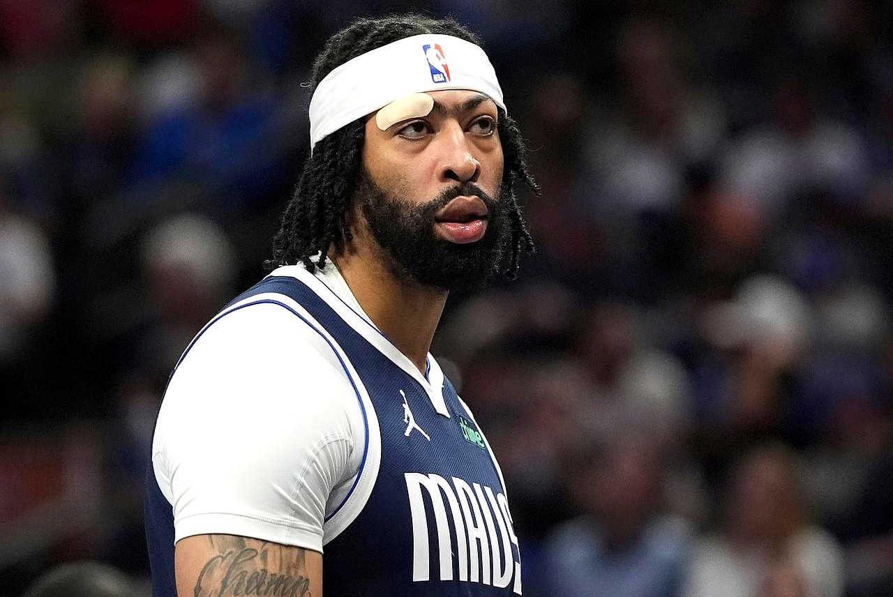 爱游戏-浓眉哥在SKT比赛中锐不可当，反败为胜引发热议！热度持续攀升(断眉哥最出名的歌)