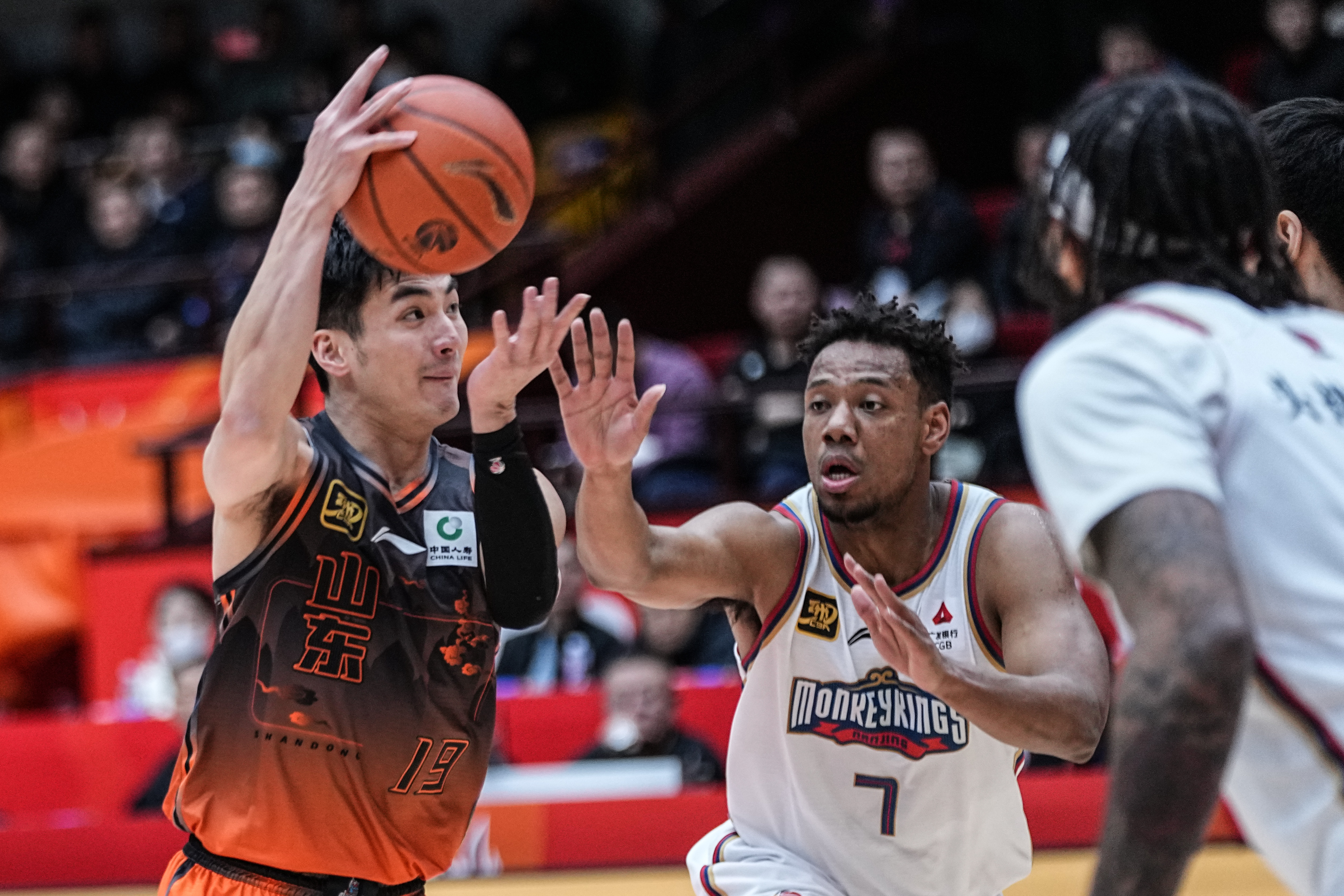 爱游戏APP-今晨山东男篮备战欧冠；绝杀压哨细节曝光；球迷炸锅；训练强度明显提升(詹姆斯绝杀球迷反应)